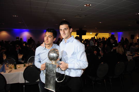 Jiloan Hamad och Agon Mehmeti med Lennart Johanssons pokal.