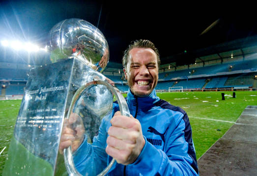 Malmö FF:s lagkapten Daniel Andersson med Lennart