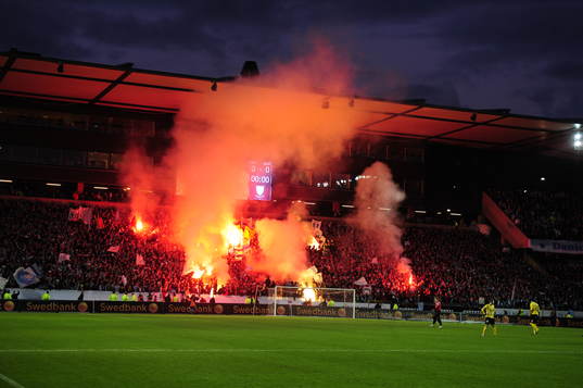 Matchen fick avbrytas en kort stund p g a inkastade