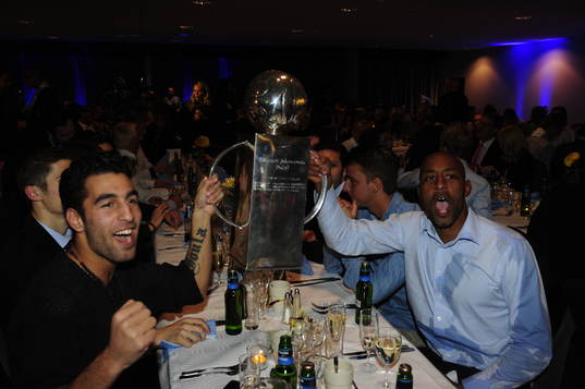 Jimmy Durmaz och Jeffrey Aubynn med Lennart Johanssons