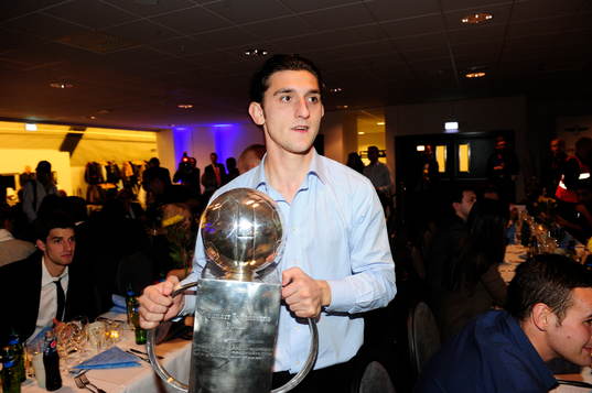 Agon Mehmeti med Lennart Johanssons pokal. Svenska Mästare