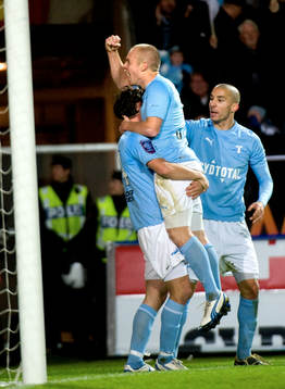 Agon Mehmeti, MFF lyfter Daniel Larsson, MFF