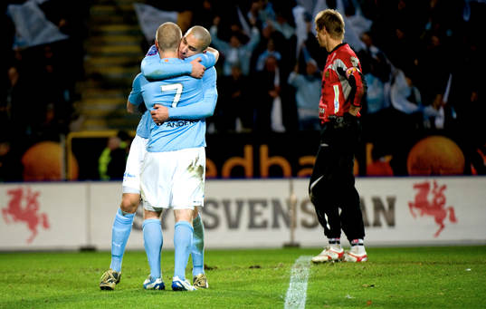 Guillermo Molins, MFF och Daniel Larsson, MFF kramas