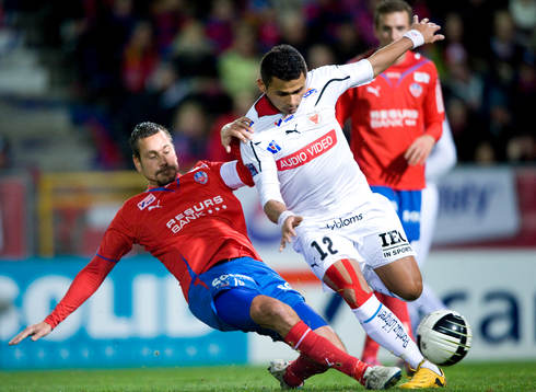Marcus Lantz, Helsingborg, glidtacklar Daniel Soralense,
