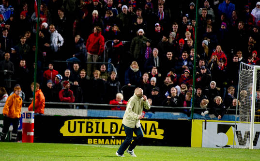 En ensam supporter stormar planen