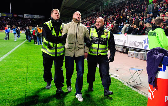 En supporter försökte storma planen men blev infångad
