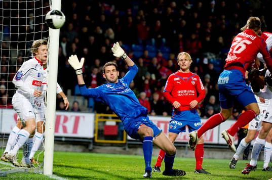 Etrit Berisha, målvakt, Kalmar ser bollen gå utanför