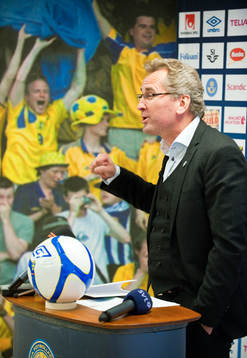 Erik Hamrén, förbundskapten Sverige A, inleder med att
