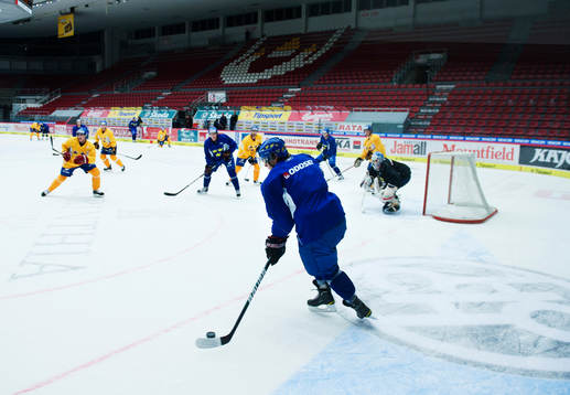 Robert Nilsson håller i pucken