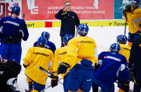 Pär Mårts, förbundskapten, instruerar spelarna