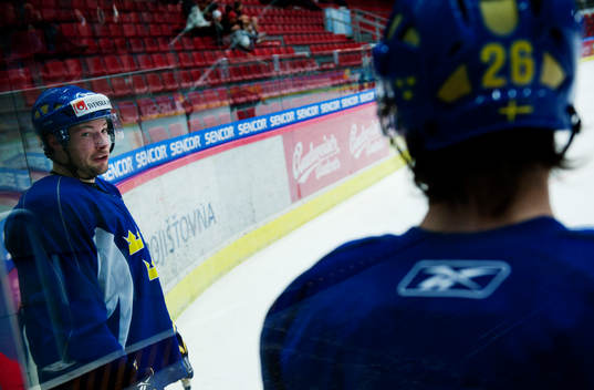 Robert Nilsson pratar med Niklas Olausson