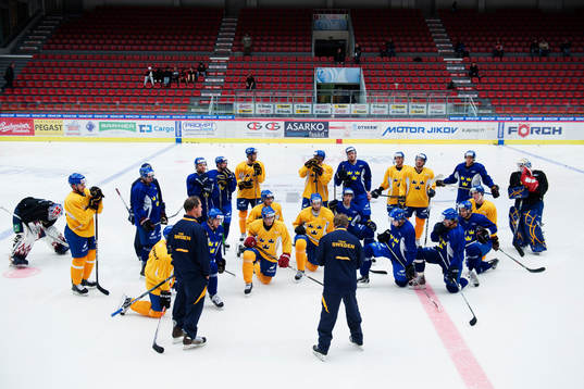 Pär Mårts, förbundskapten, instruerar spelarna