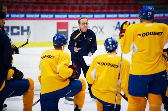 Pär Mårts, förbundskapten, instruerar spelarna