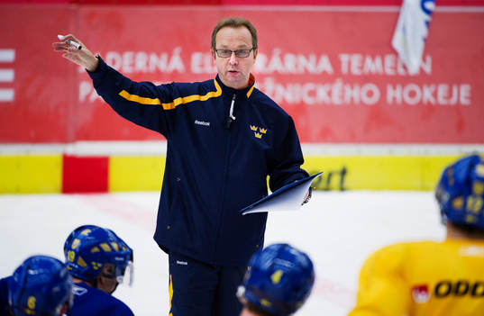 Pär Mårts, förbundskapten, instruerar spelarna