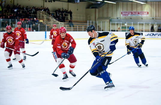 Ishockey, Sven Tumba Johansson hedras med en liten match