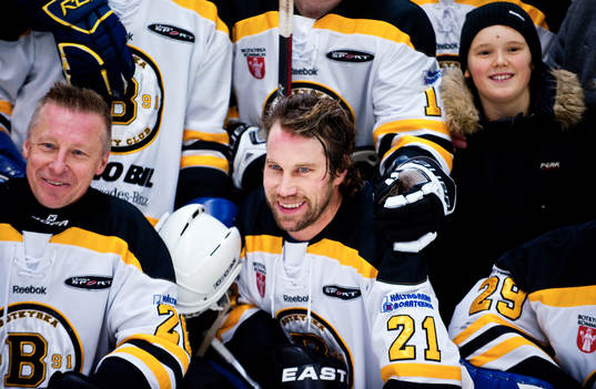 Ishockey, Sven Tumba Johansson hedras med en liten match