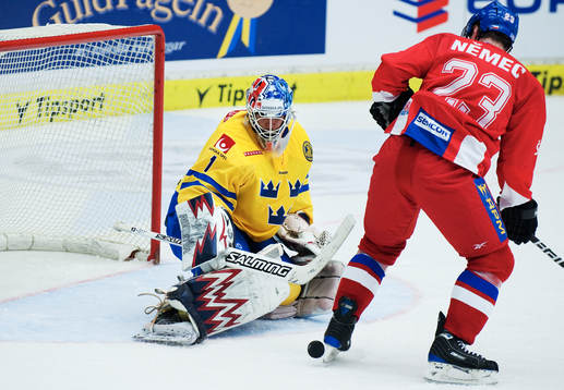Ondrej Nemec, Tjeckien, oroar framför Stefan Liv,