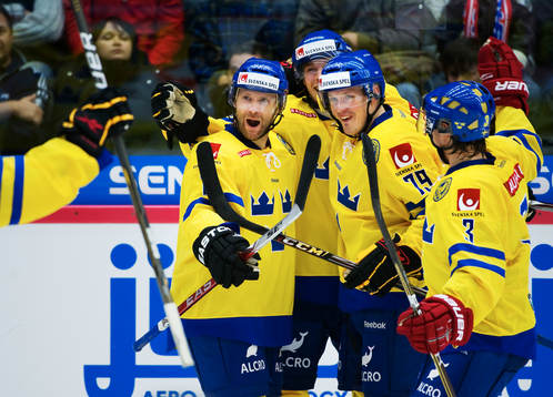 Niklas Nordgren, Sverige, gratuleras till sitt 3-4-mål.