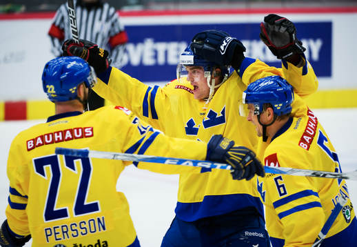 Niklas Persson och Magnus Johansson gratulerar Mattias