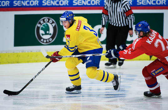 Sebastian Erixon, Sverige, tar sig förbi Lukas Kaspar,