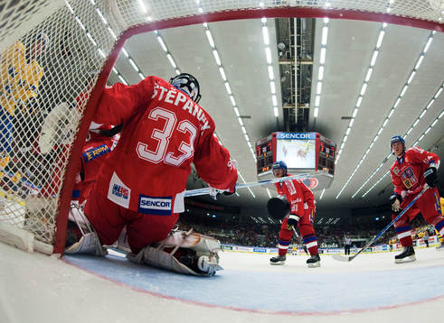Robert Nilsson, Sverige, gör 3-2 bakom Jakub Stepanek,