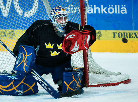 Daniel Larsson, målvakt, räddar ett skott