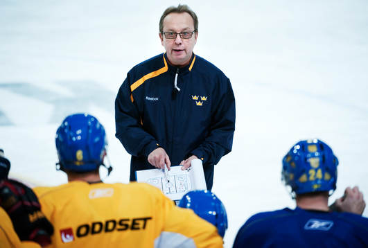 Pär Mårts, förbundskapten, ger instruktioner