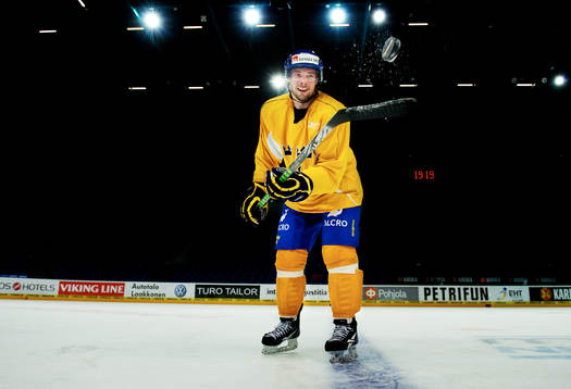 Robert Nilsson jonglerar med en puck