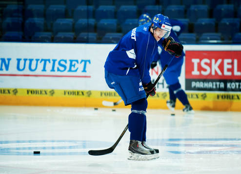 Jakob Silfverberg trixar med pucken