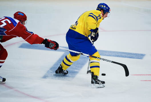 Robert Nilsson, Sverige, tar sig förbi en rysk spelare
