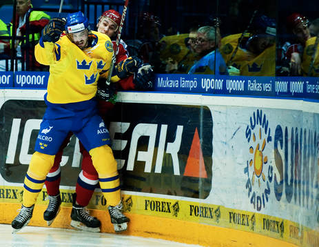 Niklas Persson, Sverige, tacklar en rysk spelare