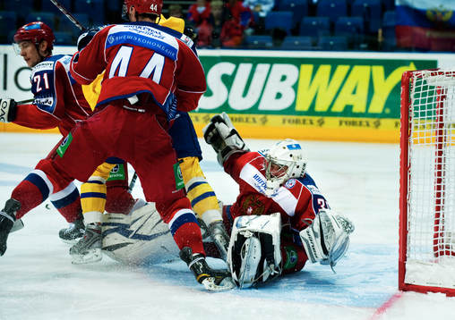 Mikhail Biryukov, målvakt, Ryssland, slänger sig