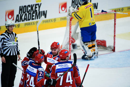 Alexander Popov, Ryssland, gratuleras till sitt 2-2-mål