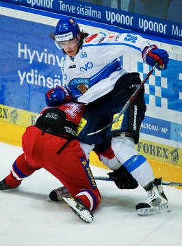 Kamil Kreps, Tjeckien, tacklar Juhamatti Aaltonen, Finland
