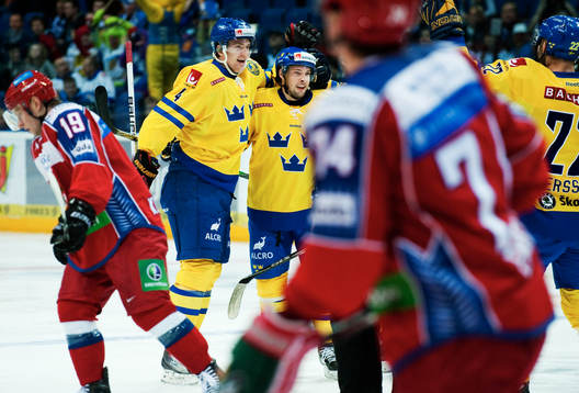 Robert Nilsson, Sverige, gratuleras till sitt 1-0-mål