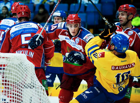 Nikolai Belov, Ryssland, ger sig på Joakim Lindström,