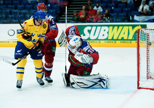Fredrik Warg, Sverige, ser 2-1-pucken gå in bakom Mikhail