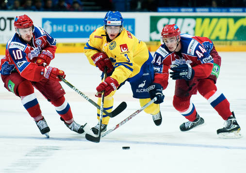 Sebastian Erixon, Sverige, tar sig förbi Sergei Mozyakin