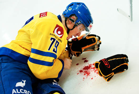 Fredrik Warg, Sverige, ligger utslagen på isen