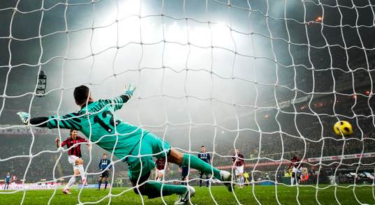 Zlatan Ibrahimovic, Milan gjorde 1-0 på straff bakom Luca
