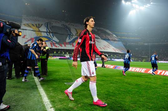 Zlatan Ibrahimovic på väg in på planen framför Inters