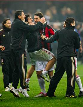 Gennaro Gattuso hoppar upp och firar Zlatan Ibrahimovic
