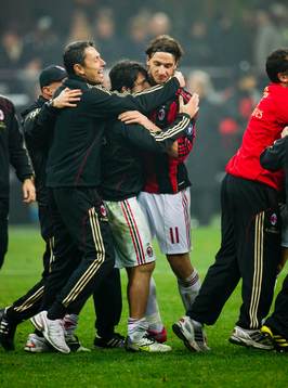 Gennaro Gattuso hoppar upp och firar Zlatan Ibrahimovic