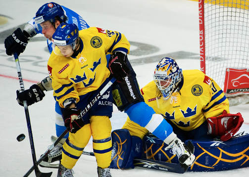 Leo Komarov, Finland, stoppas av Elias Fälth, Sverige