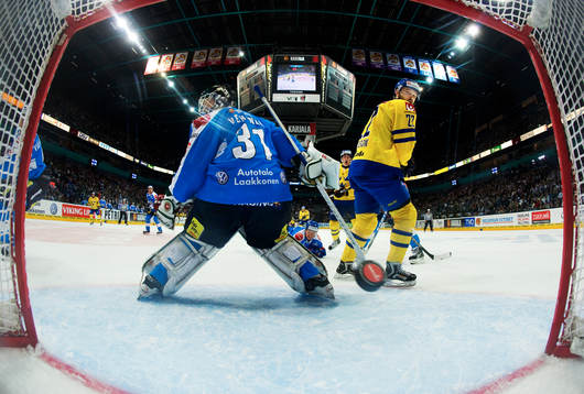 Niklas Persson, Sverige, ser pucken gå bakom Petri