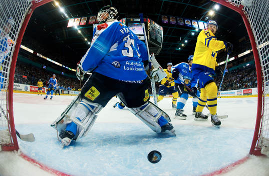 Niklas Persson, Sverige, ser pucken gå bakom Petri