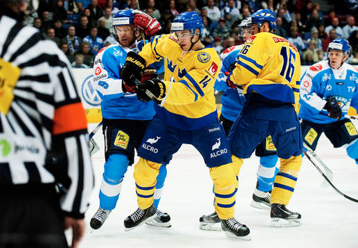 Daniel Bång och Daniel Brodin, Sverige, kämpar mot finska