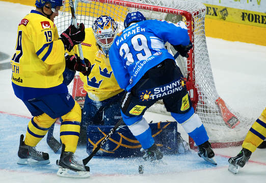 Niko Kapanen, Finland, oroar framför Daniel Larsson,