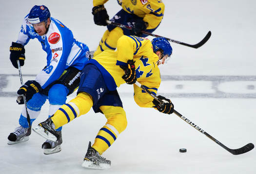 Teemu Laine, Finland, stoppar Joakim Lindström, Sverige