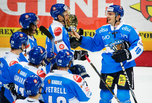 De finska spelarna är glada när de tar emot segerbucklan